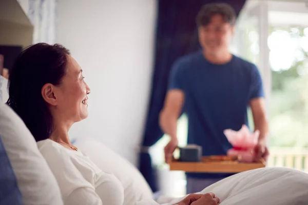 Maturo Asiatico Uomo Portando Moglie Prima Colazione Letto Celebrare Compleanno — Foto Stock