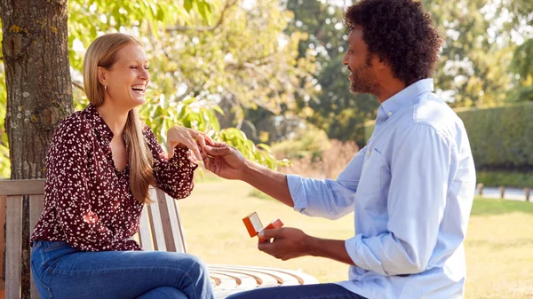 Uomo Maturo Ginocchio Proponendo Donna Sorpresa Seduto Nel Parco Con — Foto Stock