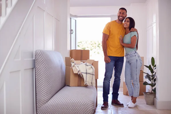 Excited Couple Boxes Standing Hallway New Home Moving Day — Stock Photo, Image