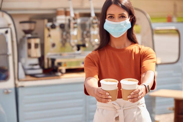 Vrouw Dragen Gezicht Masker Running Mobile Coffee Shop Holding Takeaway — Stockfoto