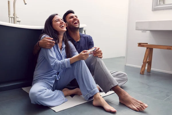 Couple Excité Assis Sur Plancher Dans Salle Bain Maison Avec — Photo