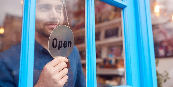 Småföretagare Som Vänder Sig Öppna Logga Butik Eller Lagra Dörr — Stockfoto