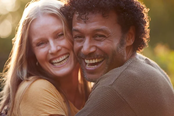 Retrato Pareja Madura Amorosa Abrazándose Aire Libre Contra Sol Noche —  Fotos de Stock