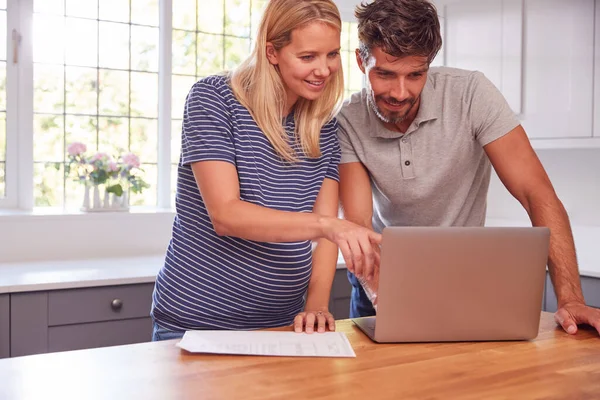 Casal Com Esposa Grávida Casa Comprando Produtos Serviços Line Usando — Fotografia de Stock