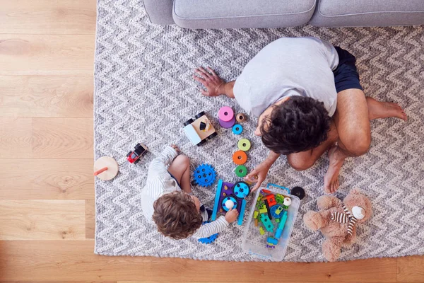 Sobrecarga Tiro Pai Jovem Filho Brincando Com Brinquedos Tapete Casa — Fotografia de Stock