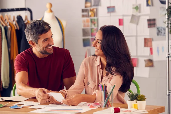 Diseñadores Moda Masculinos Femeninos Estudio Que Trabajan Bocetos Diseños Escritorio —  Fotos de Stock