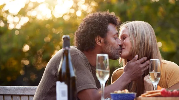 Couple Mature Baisers Comme Ils Célèbrent Avec Champagne Assis Table — Photo