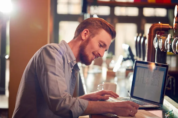 Manlig Ägare Eller Chef För Bar Arbetar Laptop Counter — Stockfoto