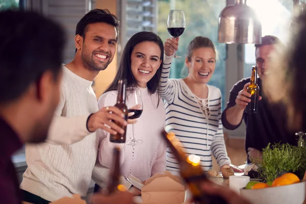 Grupo Amigos Multiculturales Bebidas Fiesta Hacer Brindis Casa Juntos — Foto de Stock