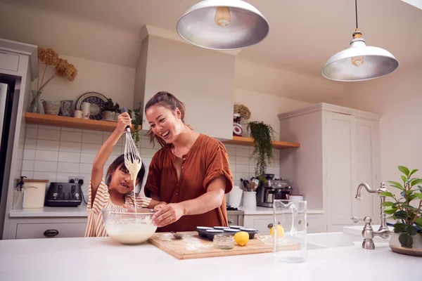 Asiático Madre Hija Hacer Cupcakes Cocina Casa Juntos —  Fotos de Stock