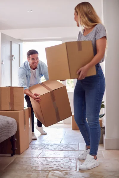 Casal Animado Transportando Caixas Através Porta Frente Nova Casa Dia — Fotografia de Stock