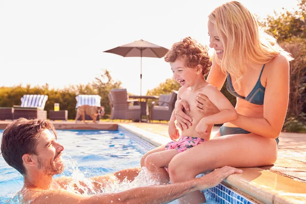 Familia Con Hijo Pequeño Divirtiéndose Vacaciones Verano Salpicando Piscina Aire —  Fotos de Stock