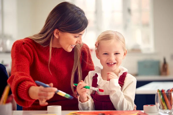 Moeder Met Dochter Thuis Doen Ambachten Schilderen Afbeelding Keuken — Stockfoto