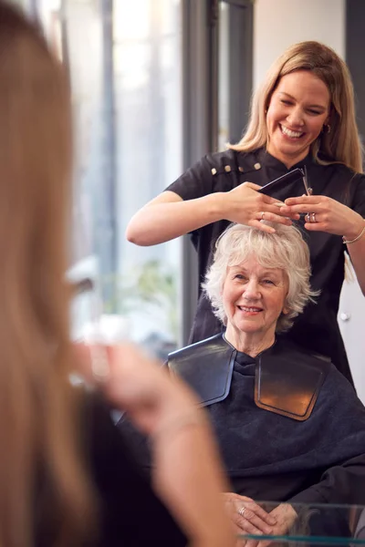 Senior Woman Having Hair Cut Przez Stylistkę Salonie Fryzjerskim — Zdjęcie stockowe