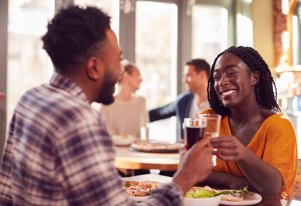 Sorrindo Jovem Casal Data Fazendo Brinde Antes Desfrutar Pizza Restaurante — Fotografia de Stock