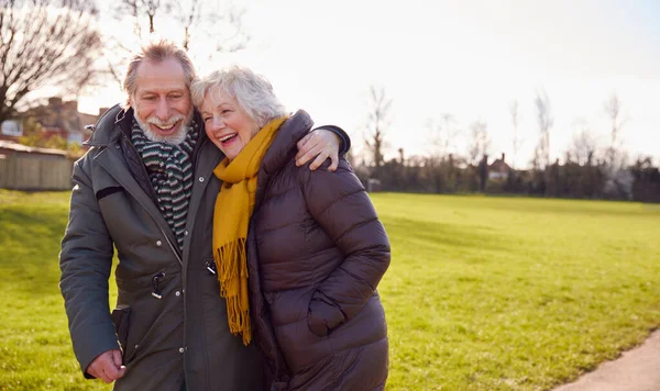 Houden Van Senior Paar Genieten Van Herfst Winter Walk Park — Stockfoto