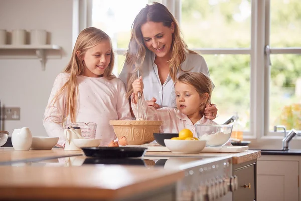 Mor Och Två Döttrar Gör Pannkakor Köket Hemma Tillsammans — Stockfoto