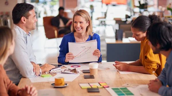 Zakenvrouw Geeft Presentatie Aan Collega Die Rond Tafel Zitten Modern — Stockfoto