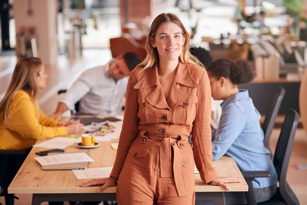 Retrato Empresária Com Colegas Fundo Sentados Torno Mesa Escritório Plano — Fotografia de Stock