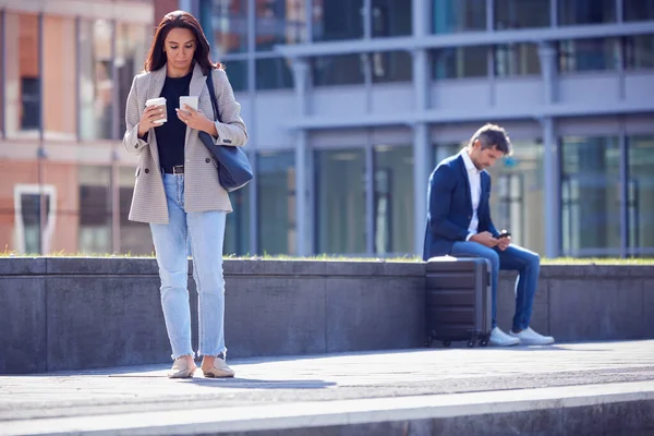 Donna Affari Con Caffè Asporto Che Cammina Ufficio Guardando Telefono — Foto Stock