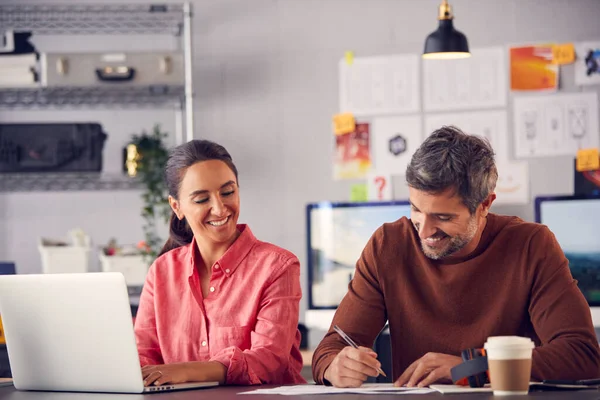 Creativos Marketing Diseño Publicidad Masculina Femenina Que Colaboran Proyecto Estudio — Foto de Stock