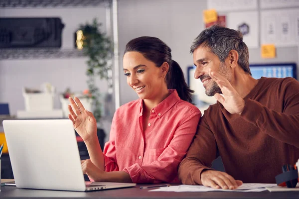 Man Vrouw Reclame Marketing Design Creatievelingen Doen Video Presentatie Laptop — Stockfoto