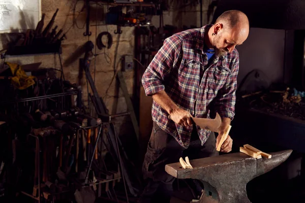 Male Blacksmith Chopping Wood Kindling Anvil Light Forge — Stock Photo, Image
