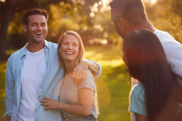 Group Friends Walk Countryside Flaring Sun — Stock Photo, Image