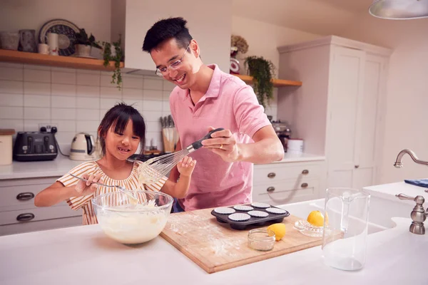 Asiático Padre Hija Hacer Cupcakes Cocina Casa Juntos —  Fotos de Stock