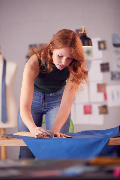 Vrouwelijke Student Ondernemer Die Werkt Mode Tekening Patroon Stof Krijt — Stockfoto