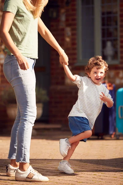 Junge Hält Mütter Vor Dem Haus Während Sie Den Familienurlaub — Stockfoto