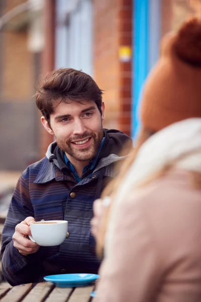 Coppia Data Seduto Fuori Caffetteria Sulla Città Occupato High Street — Foto Stock