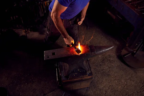 火花とアンビル上の男性鍛冶屋の金属細工の閉鎖 — ストック写真