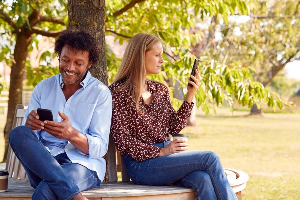 Pareja Madura Reunión Parque Aire Libre Sentado Banco Mirando Los —  Fotos de Stock