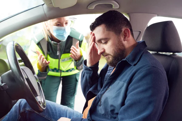 女性医务辅助人员协助涉及道路交通意外的钢丝绳颈受伤男司机 — 图库照片