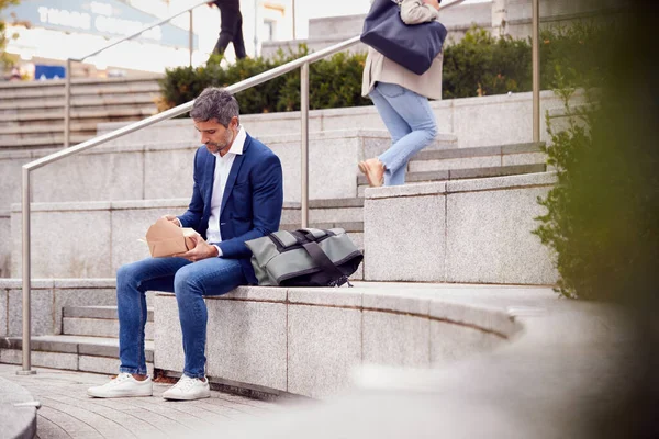 Empresario Sentado Afuera Almuerzo Comiendo Comida Para Llevar Cartón Reciclable — Foto de Stock