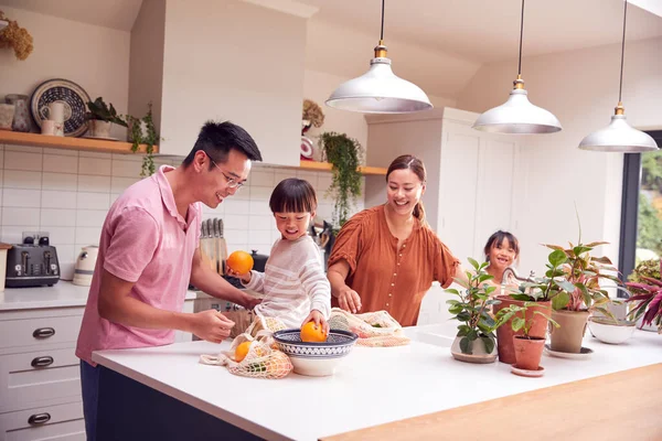 Familia Asiática Desempacando Comida Local Envases Residuos Cero Bolsa Cocina —  Fotos de Stock