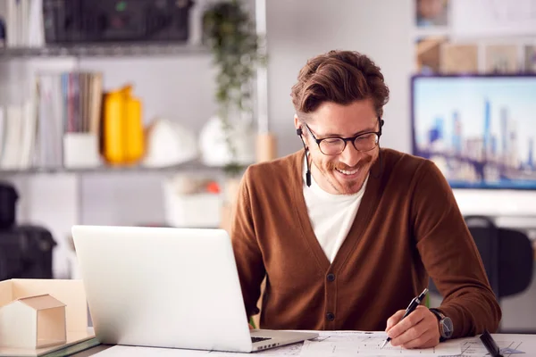 Arquitecto Masculino Oficina Trabajando Plan Escritorio Tomando Llamada Telefónica Auriculares —  Fotos de Stock