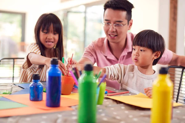 Asiatico Padre Con Bambini Having Divertimento Con Bambini Doing Artigianato — Foto Stock