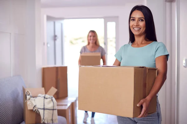 Retrato Casal Feminino Transportando Caixas Através Porta Frente Nova Casa — Fotografia de Stock