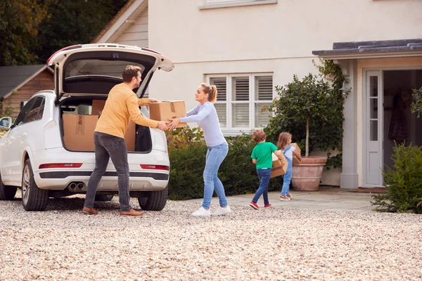 Familj Utanför Nytt Hem Flytta Dag Laddar Eller Lossa Lådor — Stockfoto