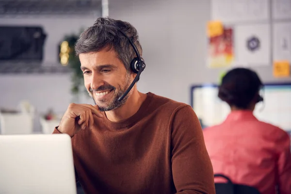 Equipo Negocios Que Usa Auriculares Telefónicos Que Hablan Con Las —  Fotos de Stock