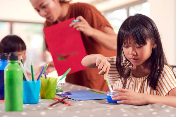Mãe Asiática Com Crianças Divertindo Com Crianças Fazendo Artesanato Mesa — Fotografia de Stock