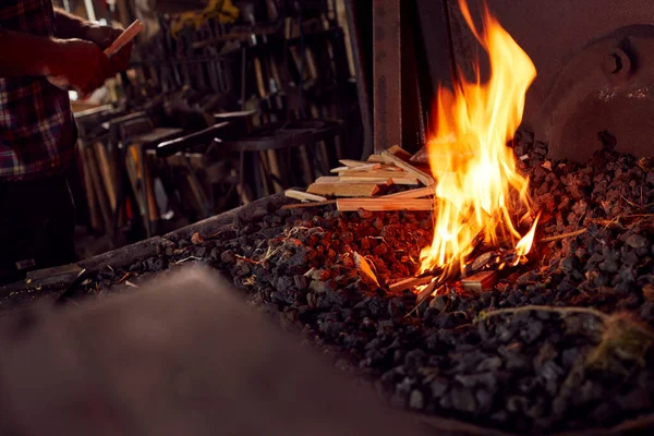 Ferreiro Masculino Iluminação Madeira Kindling Para Iniciar Chama Forja — Fotografia de Stock