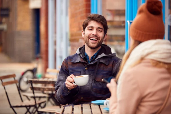 Pareja Fecha Sentado Fuera Cafetería Ciudad Ocupada High Street Mirando — Foto de Stock