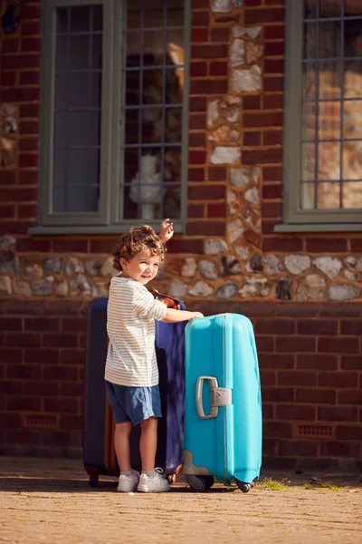 Jeune Garçon Avec Valise Hors Maison Préparant Partir Pour Des — Photo