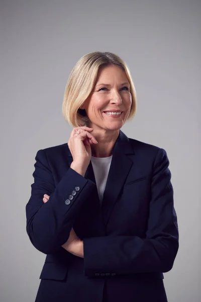 Retrato Del Estudio Mujer Negocios Madura Sonriente Contra Fondo Llano —  Fotos de Stock