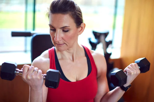 Volwassen Vrouw Oefenen Huis Gym Lifting Hand Gewichten — Stockfoto