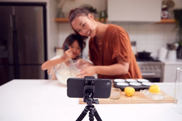 Asiático Madre Hija Hornear Cupcakes Cocina Casa Mientras Vlogging Móvil —  Fotos de Stock