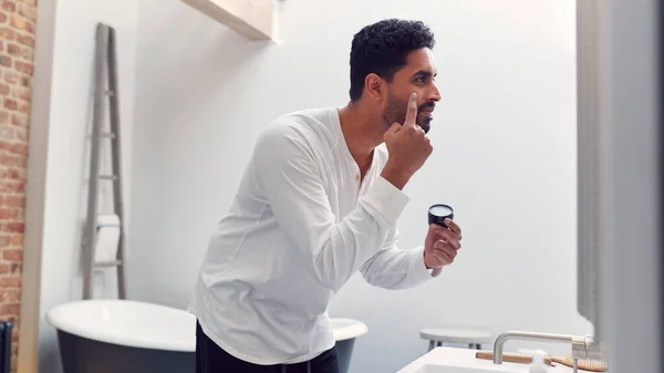 Uomo Che Indossa Pigiama Casa Bagno Moderno Mettere Idratante Guardando — Foto Stock